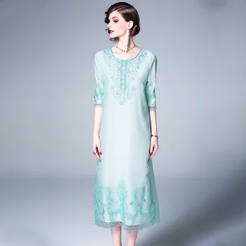 Nowa chińska sukienka w kroju z okrągłym dekoltem i haftem wiosną i latem 2020 r.