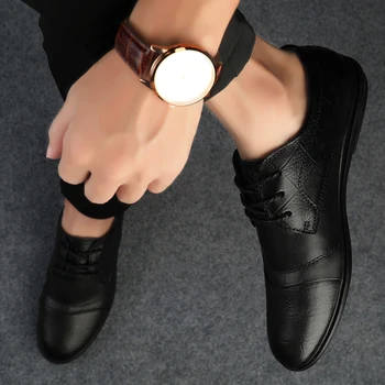 Buty męskie ze skóry naturalnej wygodne klapki z futerkiem męskie modne miękkie buty uliczne męskie mokasyny luksusowe brązowe czarne