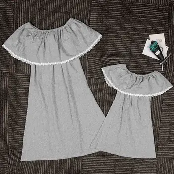 Niedawno lato odpowiednie matka i córka, Dziewczynka z ramienia koszulka w paski sukienkę mama dziewczyna odzież strój