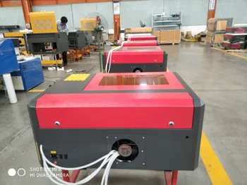 Grawerowanie laserowe zarządzania 4040 RUIDA i maszyny do cięcia laserem z korkiem lasera 50W i automatycznym w górę i w dół tabeli
